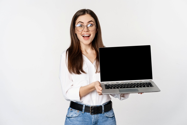 Marcas de computadoras - Joven estudiante con lentes se muestra visiblemente feliz con la compra de una laptop mucho más moderna y actualizada 
