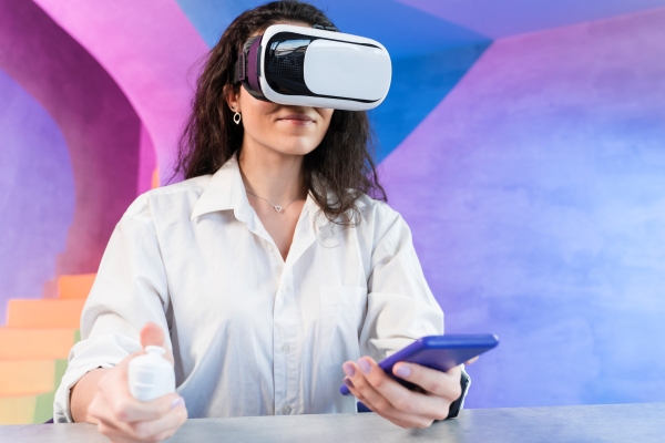 Mujer con teléfono en mano sincroniza gafas de realidad aumentada con las aplicaciones de su dispositivo móvil