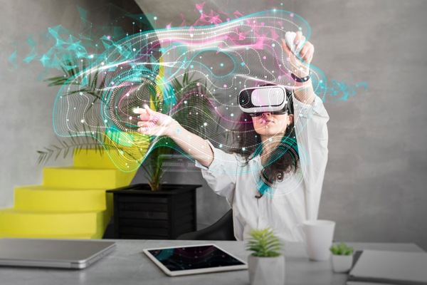 ¿Cómo funciona el metaverso? - Joven con gafas de realidad aumentada le da seguimiento a una serie de redes y aplicaciones en el plano virtual