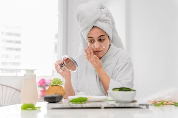 Exfoliante facial - Mujer aplicando una crema hidratante en su rostro, para mantener la piel humectada y radiante