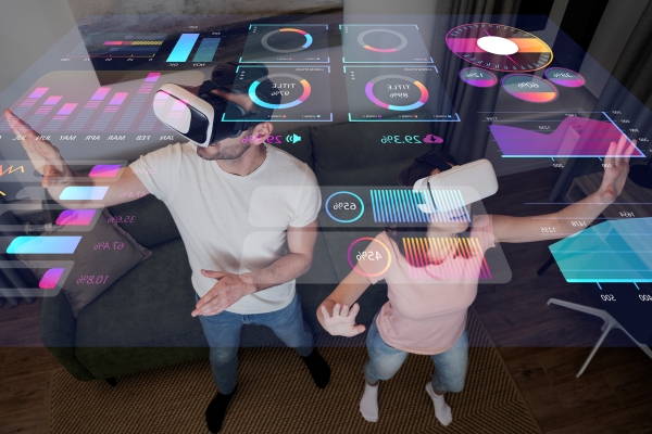 Tendencias tecnológicas 2023 - Pareja de jóvenes usa gafas de realidad aumentada para llevar las estadísticas y darle seguimiento a la evolución de sus proyectos en distintas aplicaciones