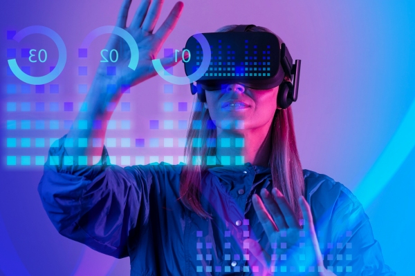Mujer utiliza lentes de realidad virtual para sumergirse en el mundo del blockchain y de las criptomonedas 