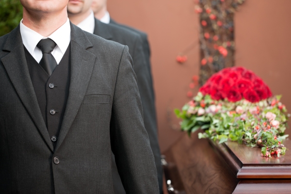 Personal de la empresa funeraria acompañando el ataúd en el acto velatorio, para apoyar a la familia durante el duelo