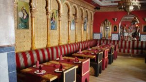 Restaurantes de comida árabe en Madrid - Vista parcial de las mesas y de la galería de arte de origen persa en las instalaciones de la Princesa Árabe