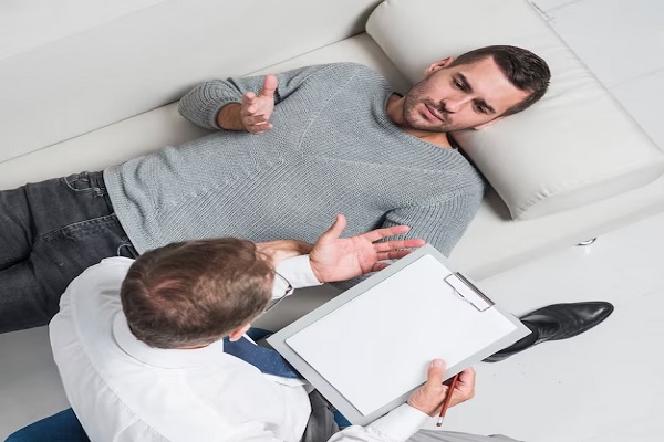 Psicoterapeuta - Psicoterapeuta atendiendo a un paciente masculino, escuchando sus problemas para recomendar un tratamiento efectivo