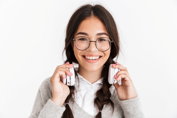 Lentillas progresivas - Mujer joven usando gafas tradicionales para solucionar problemas visuales, las cuales cambian su estilo de vida