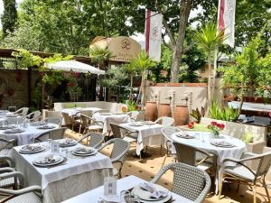 Restaurantes de comida árabe en Madrid - Vista de las mesas y de la decoración de la terraza abierta del Beytna en horas de la mañana
