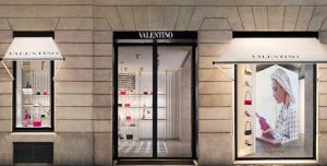 Mejores tiendas del Barrio Salamanca - fachada de la tienda de Valentino en el barrio de salamanca