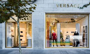 Mejores tiendas del Barrio Salamanca - Facahada de la tienda de Versace en el barrio Salamanca