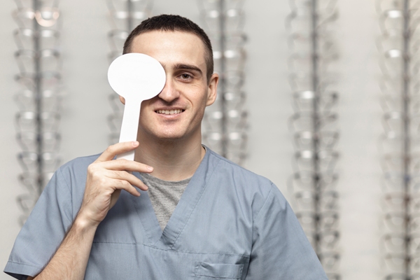 Lentillas progresivas - Profesional óptico sosteniendo una herramienta que permite evaluar problemas visuales
