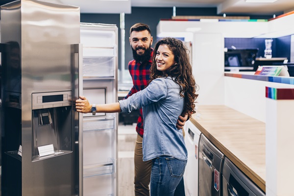 Mejores marcas de frigoríficos - Pareja observando diferentes modelos de frigoríficos, para encontrar el más adecuado según sus necesidades