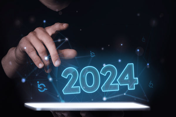 Tendencias tecnológicas 2024 - Hombre usa gafas de realidad aumentada para conocer las innovaciones en materia de procesamiento de datos y en inteligencia artificial 