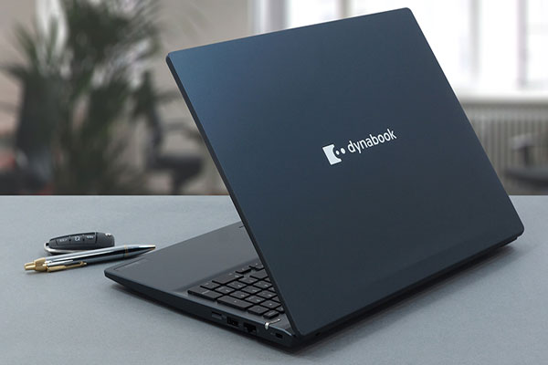 Marcas de computadoras - Vista lateral de uno de los modelos de ordenador portátil más vendidos del fabricante Toshiba 