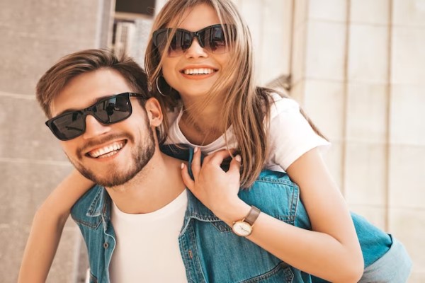 Gafas de sol - Hombre cargando en la espalda a una mujer mientras posan con unas gafas de sol que combinan con su estilo