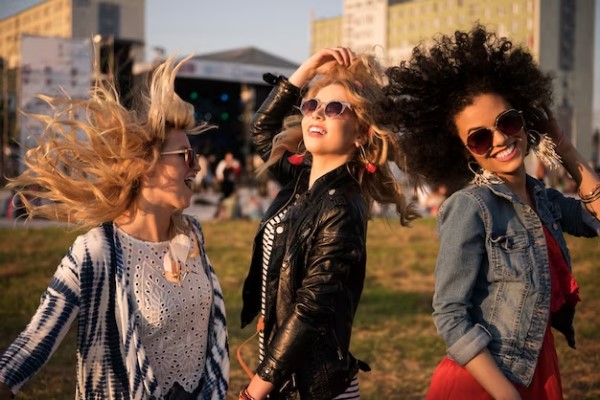 Tendencias musicales - Mujeres felices y disfrutando de sus canciones favoritas en un festival de música