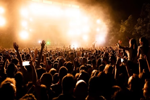 Tendencias musicales - Grupos de personas disfrutando de un festival de música durante la gira de su banda favorita