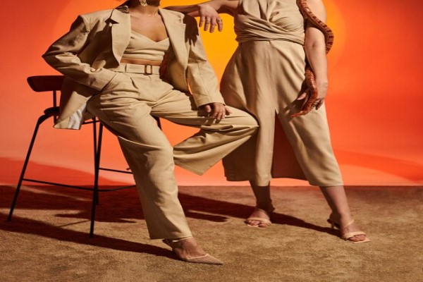 Colores en tendencia - Mujeres posando con prendas de tonos tierra, lo que permite conseguir un estilo elegante y sostificado