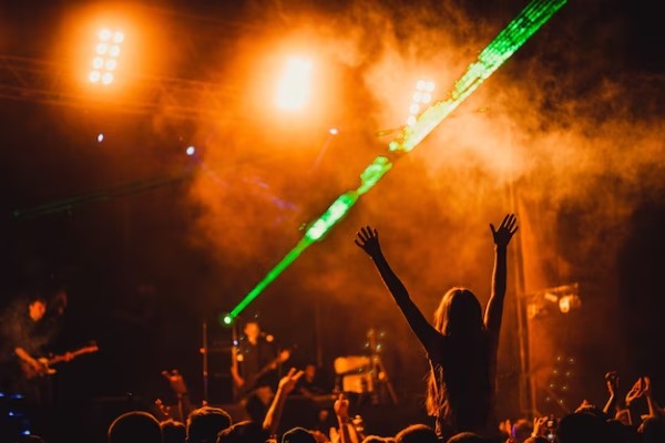 Tendencias musicales - Personas disfrutando de un festival de música, escuchando a su banda favorita