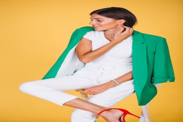 Colores en tendencia - Mujer posando con una chaqueta de color verde menta y prendas blancas, para conseguir un estilo elegante y casual