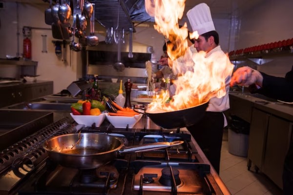 Restaurantes preferidos por los chefs españoles - Vista de las labores internas de la cocina de un restaurante en Madrid con el chef de fondo
