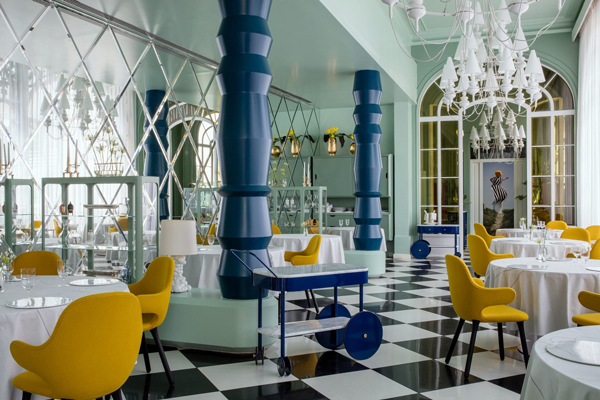 Restaurantes en Madrid - Restaurante de diseño tradicional con piso de cuadros de tablero de ajedrez y sillas de color amarillo