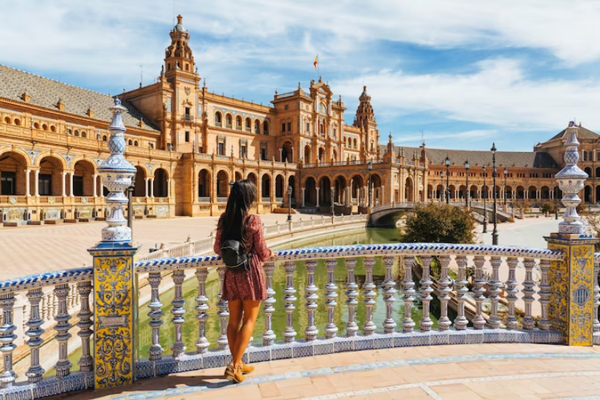 Ciudades gastronómicas de España - Joven turista disfruta de la vista de los atractivos arquitectónicos de Sevilla