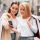 Tiendas más populares de España - Dos mujeres se detienen a revisar el móvil en la calle tras ir de compras en Madrid