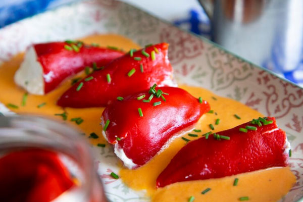 Plano detalle de un plato de pimientos del piquillo rellenos de bacalao