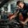Talleres de mecánica - Mecánico utiliza un probador para diagnosticar la batería de un coche