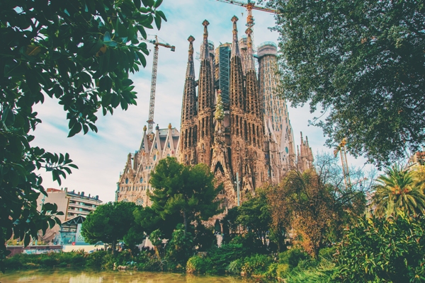 Excursiones - Vista de la Sagrada Familia en Barcelona desde un parque cercano