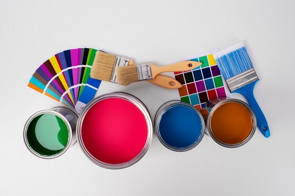 Tiendas de pintura en Barcelona - Latas de pintura de varios colores, muestras y brochas vendidas en las mejores tiendas de pintura en Barcelona