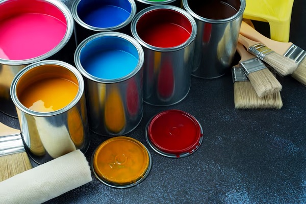 Tiendas de pintura en Barcelona - Vista superior una serie de latas de pinturas abiertas de diferentes colores a la venta en Barcelona