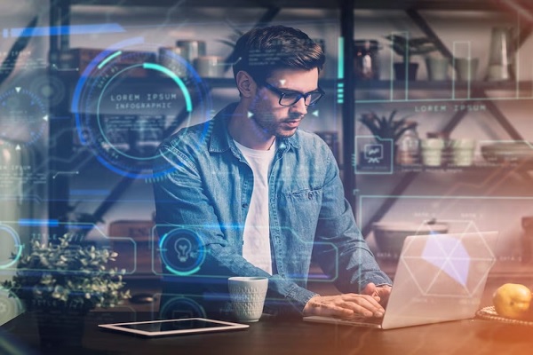Tiendas de tecnología en Barcelona - Hombre trabajando en su computadora comprada en una de las mejores tiendas de tecnología en Barcelona