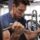 Gimnasios en Barcelona - Hombre joven levantando pesas en el mejor gimnasio de Barcelona