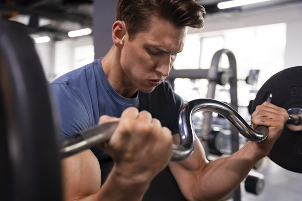 Gimnasios en Barcelona - Hombre joven levantando pesas en el mejor gimnasio de Barcelona