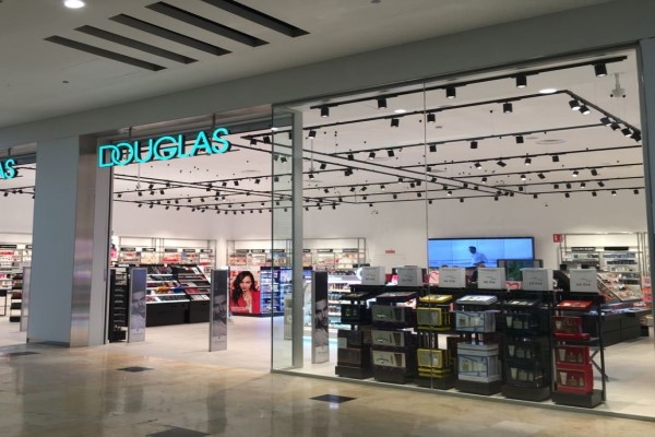 Entrada de una de las perfumerías Douglas en Madrid