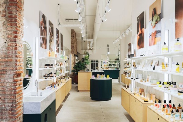 Imagen del interior de la perfumería All Yours con una amplia variedad de fragancias
