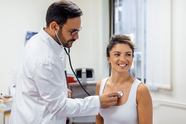 Cardiólogos- Especialista en cardiología examina a una mujer joven en una clínica de Barcelona