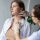 Clínicas dermatológicas de Barcelona - Dermatóloga examina con delicadeza la presencia de un raro lunar en el cuello de una paciente en la mejor clínica estética Barcelona