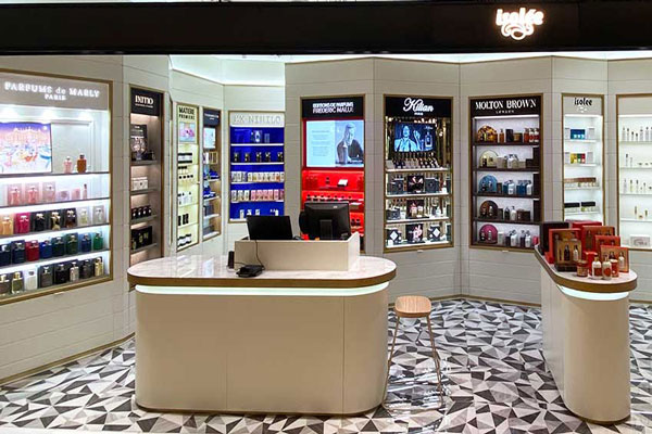 Tiendas de perfume en Madrid - Punto de venta Isolée donde muestra una amplia variedad de marcas, lociones y fragancias