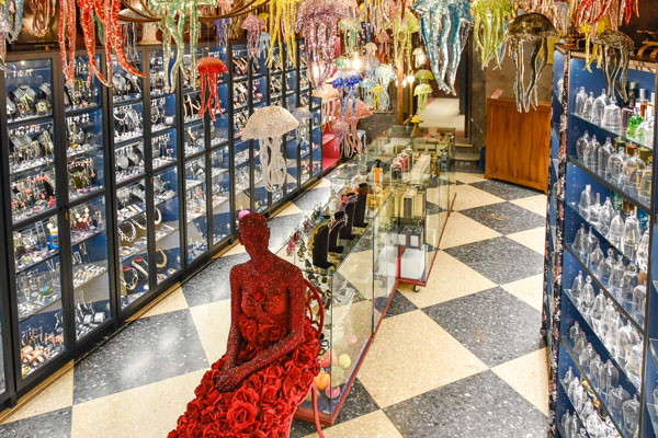 Tiendas de perfume en Madrid - Exhibición de botellas y de aromatizadores para el cuerpo en las vitrinas de la Basílica Galería