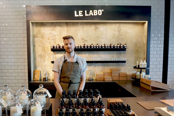 Tiendas de perfume en Madrid - Trabajador de Le Labo prepara en vivo una amplia variedad de fragancias con notas cítricas y amaderadas en Madrid