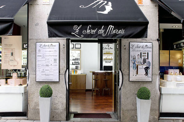 Tiendas de perfume en Madrid - Fachada principal de Le Secret du Marais que cuenta con las referencias de autor al estilo francés en perfume Madrid
