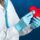 Mejores cardiólogos de Madrid - Representación de un doctor evaluando con el estetoscopio un corazón en una clínica de Madrid