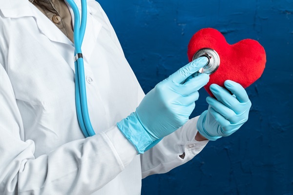 Mejores cardiólogos de Madrid - Representación de un doctor evaluando con el estetoscopio un corazón en una clínica de Madrid