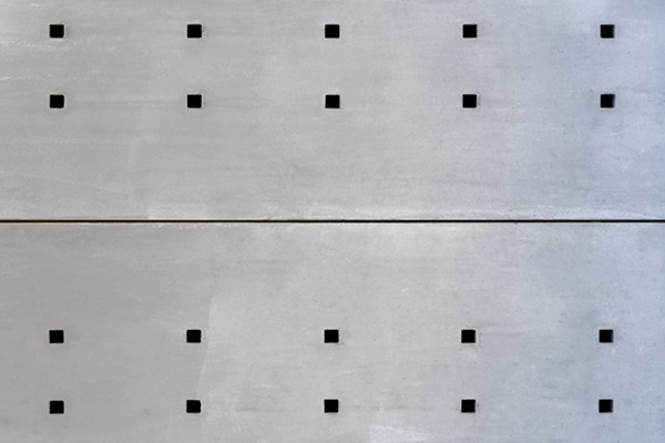 Azulejo metálico de color gris con dibujos geométricos
