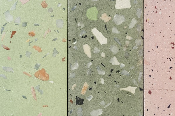 Azulejos de terrazo en colores verde y rosa