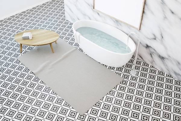 Tendencias de azulejo de baño - Ducha con azulejos hidráulicos de diseños geométricos en color blanco y negro