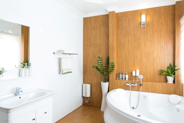 Tendencias de azulejo de baño - Área de jacuzzi con pared blanca en combinación con madera
