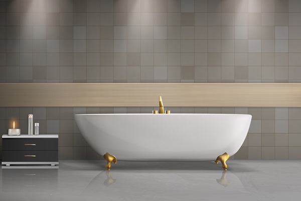 Bañera blanca con una pared de azulejos mate en color beige
